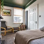 Carlton Hill House - 5 Bedroom House With Parking