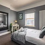 Carlton Hill House - 5 Bedroom House With Parking